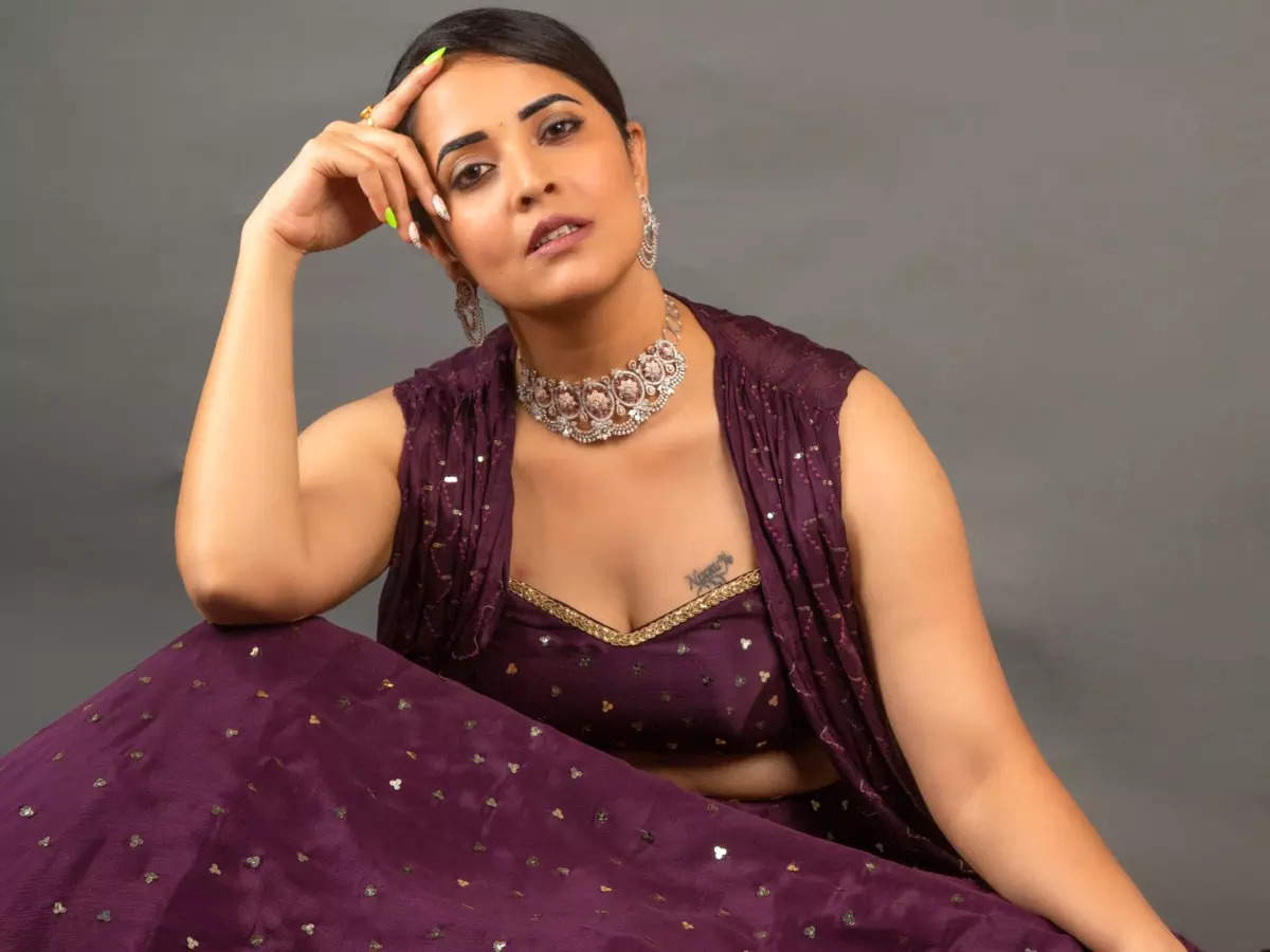 Anchor Anasuya Sex Videos - Happy birthday Anasuya Bharadwaj: Actress' pre-look from her upcoming film  out, first look to be unveiled soon | Telugu Movie News - Times of India