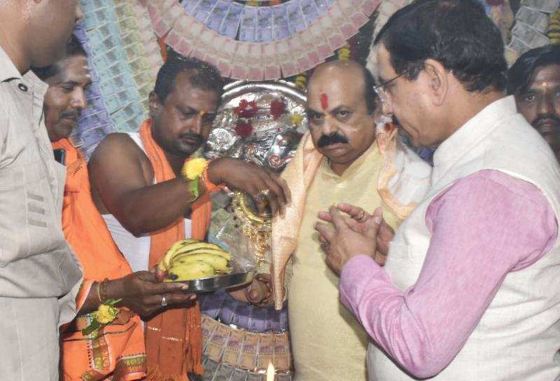 CM Basavaraj Bommai and Dharwad MP Pralhad Joshi on Sunday visited the Dharavati Anjaneya Temple in Gokul village