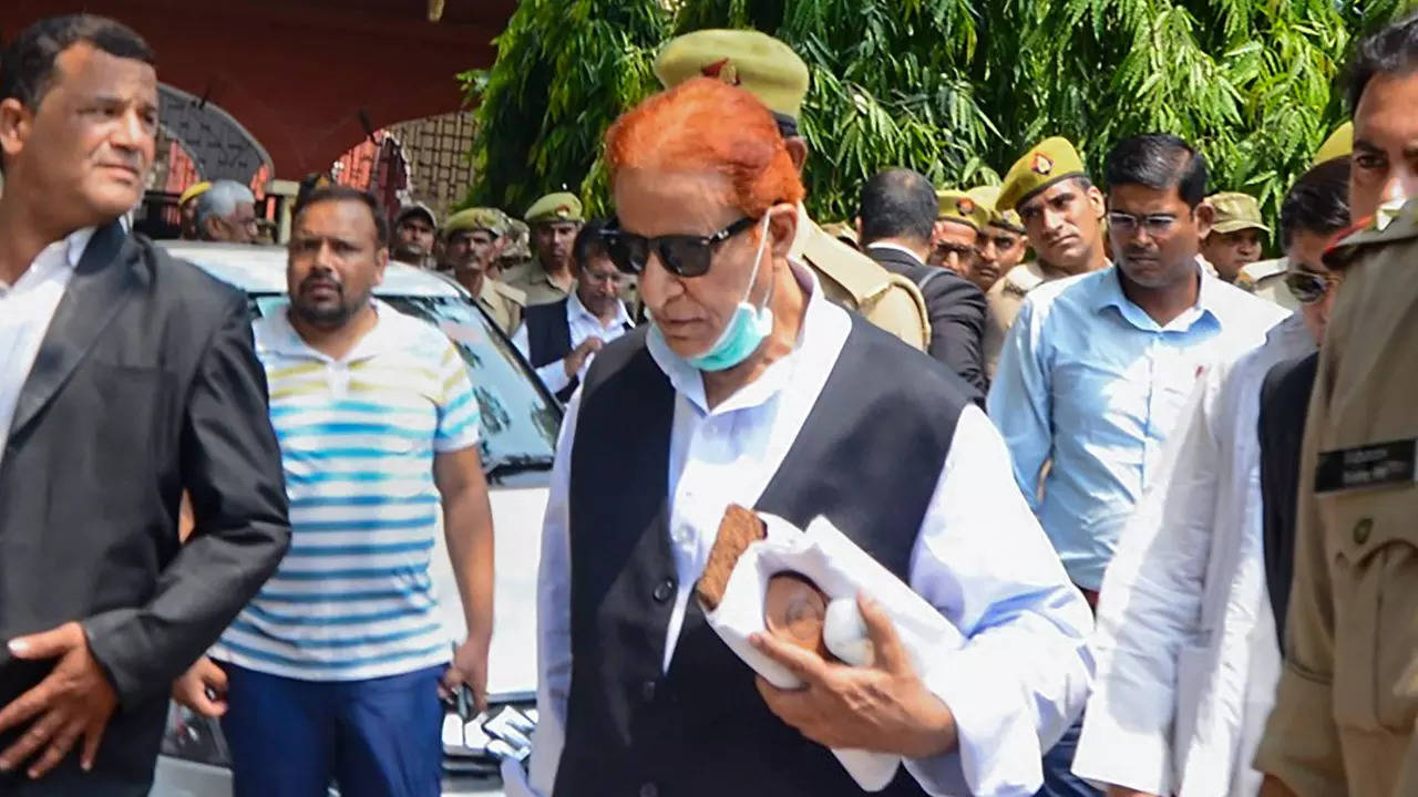 Azam Khan being produced in a Lucknow court on May 12, 2022 from Sitapur jail where he is lodged. (PTI Photo) 