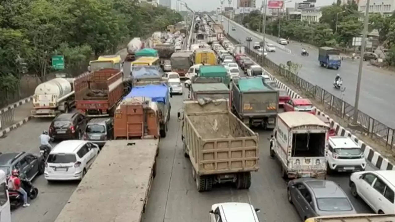 Maharashtra: Traffic snarl on Sion-Panvel highway after dumper rams into  median on Vashi creek bridge | Navi Mumbai News - Times of India