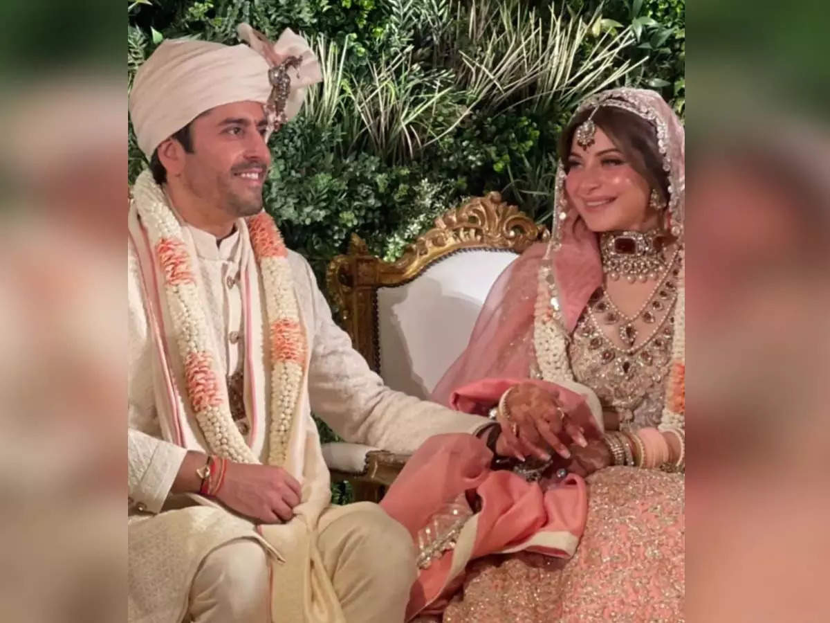 Singer Kanika Kapoor ties knot with beau Gautam in London - Inside pics |  Hindi Movie News - Times of India