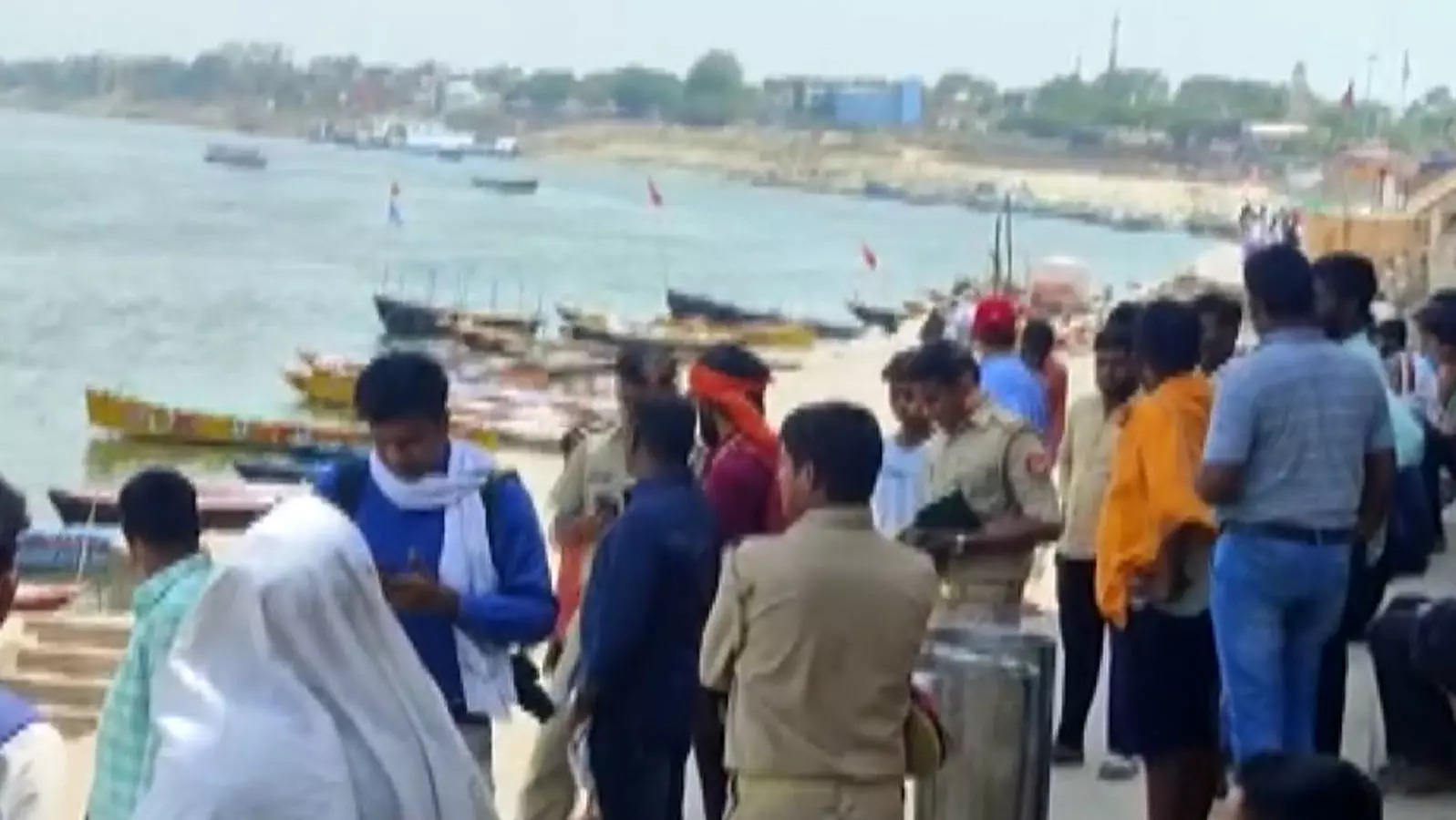 UP: 2 rescued, 5 missing after boat capsizes in Varanasi | City - Times of  India Videos