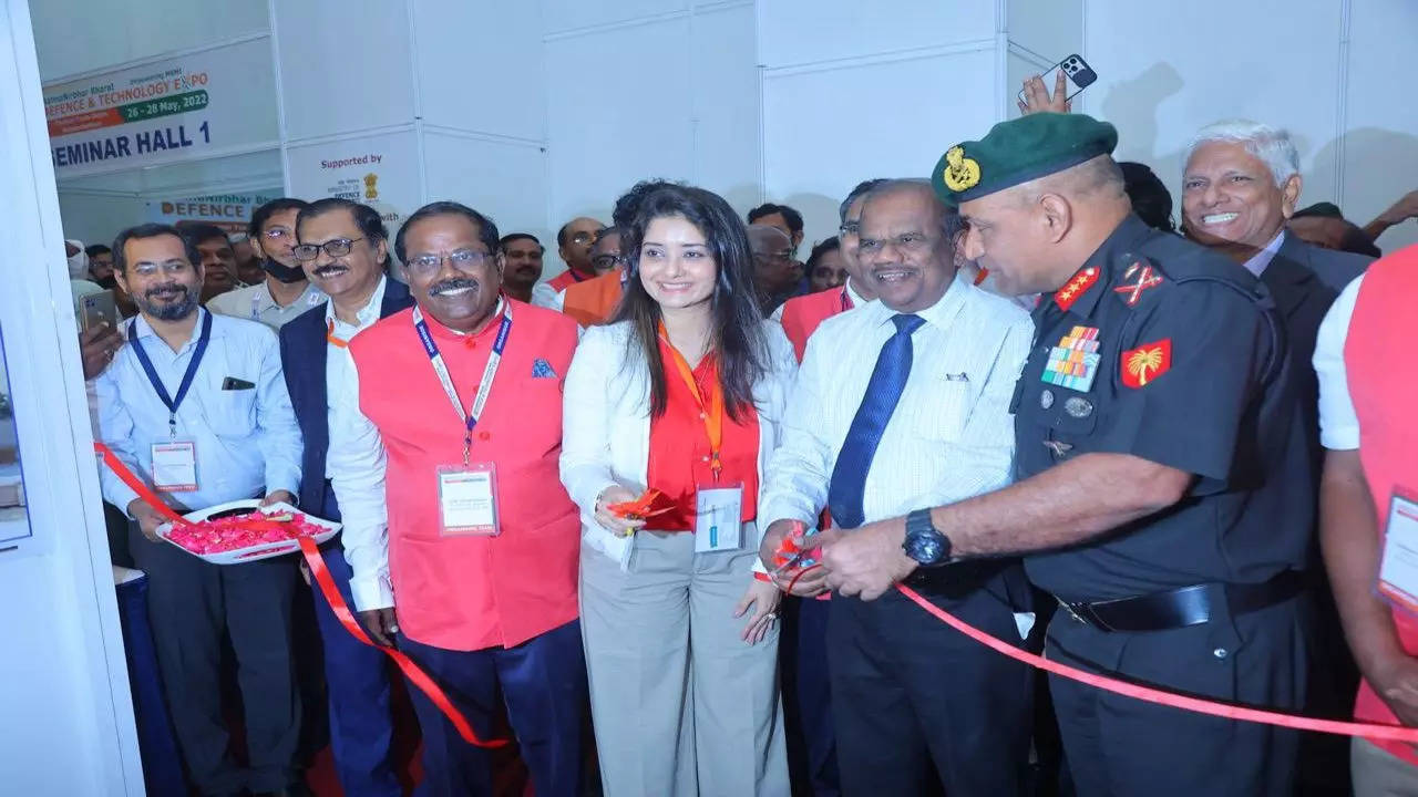 Lt General A Arun and others at the defence expo