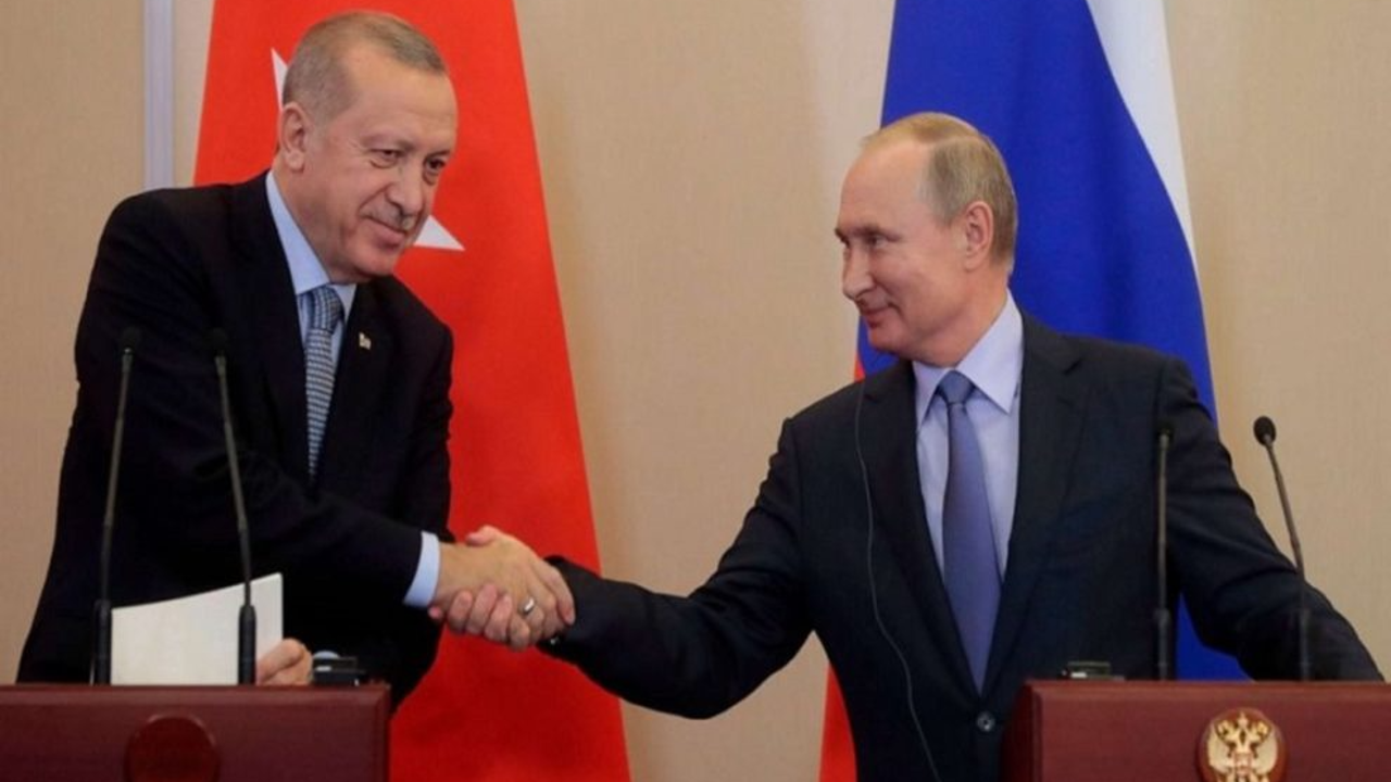 Russian President Vladimir Putin shake hands with Turkish counterpart Recep Tayyip Erdogan (AFP)