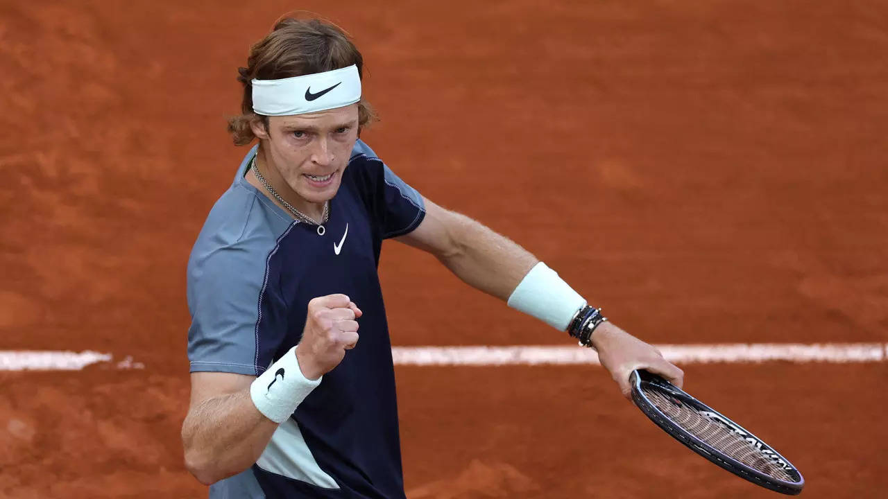 French Open 2022 Andrey Rublev through to last eight as Jannik Sinner retires injured Tennis News
