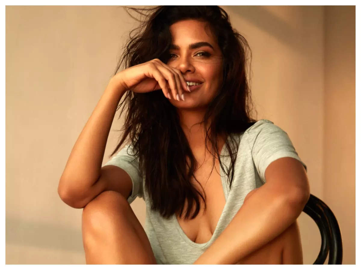 Esha Gupta wishes to age gracefully, says people don't exercise and talk about body positivity