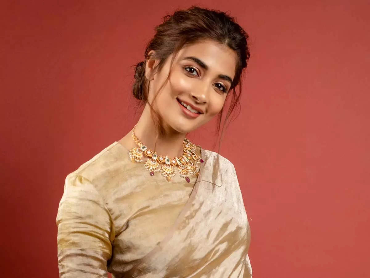 Pooja Hegde lambasts airline staffer for rude behaviour; airline apologises | Hindi Movie News - Times of India