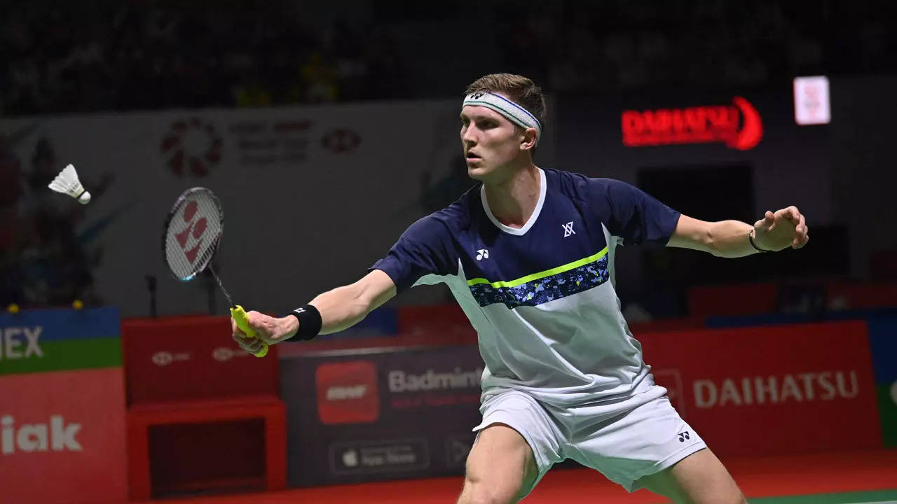 ledsager nøje Inde Top seed Viktor Axelsen powers into semis of badminton's Indonesia Masters  | Badminton News - Times of India