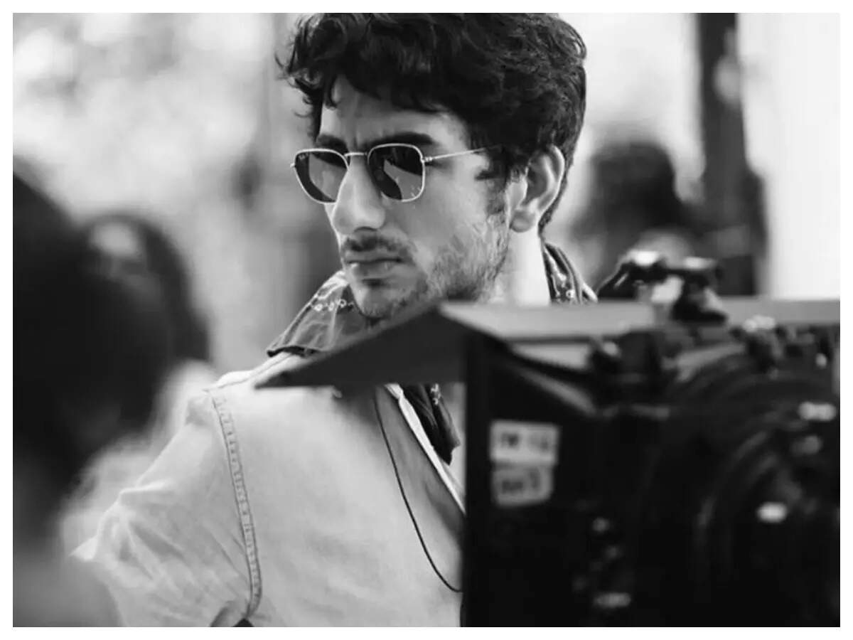 Ibrahim Ali Khan looks dapper as he gets clicked candidly on the sets of ' Rocky Aur Rani Ki Prem Kahani' – See photo | Hindi Movie News - Times of  India