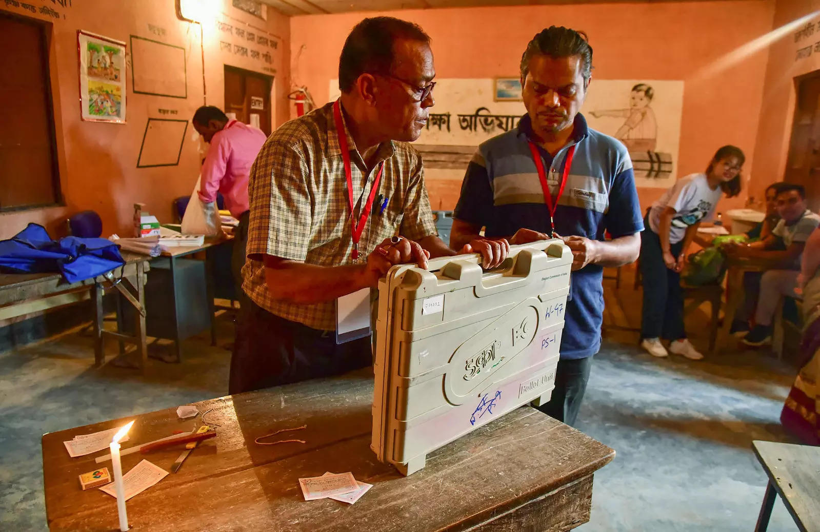 Polling and presiding officials seal an Electronic Voting Machine at a polling centre. (File photo: PTI)