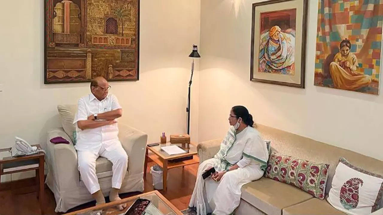 Sharad Pawar and Mamata Banerjee meeting over presidential polls. (Photo: ANI/Twitter)