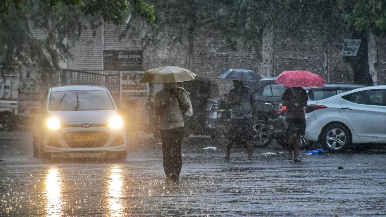 Rain in Delhi NCR: Rain lashes Delhi-NCR; Pre-monsoon showers to keep  heatwave away for 5 more days | Delhi News - Times of India