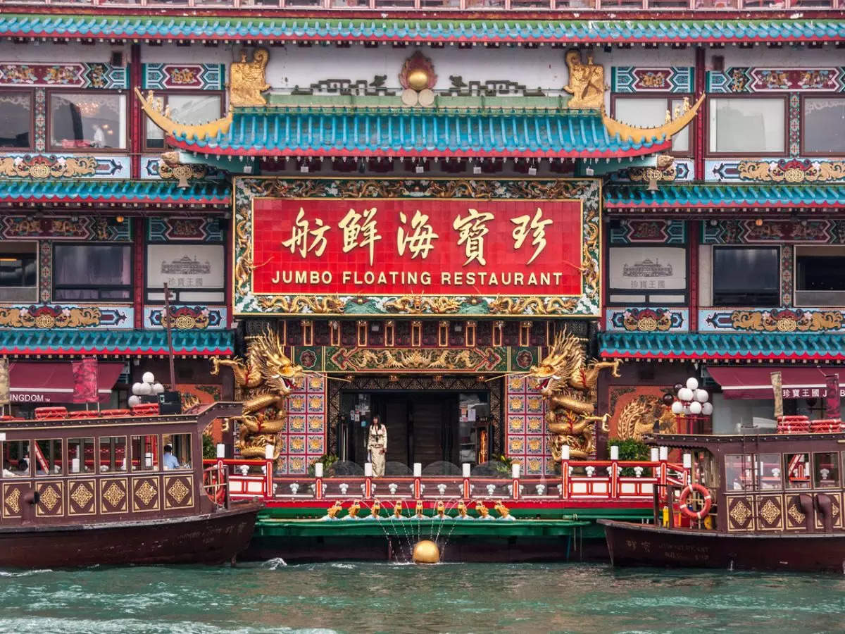 Hong Kong’s legendary attraction, its famous floating restaurant sinks!