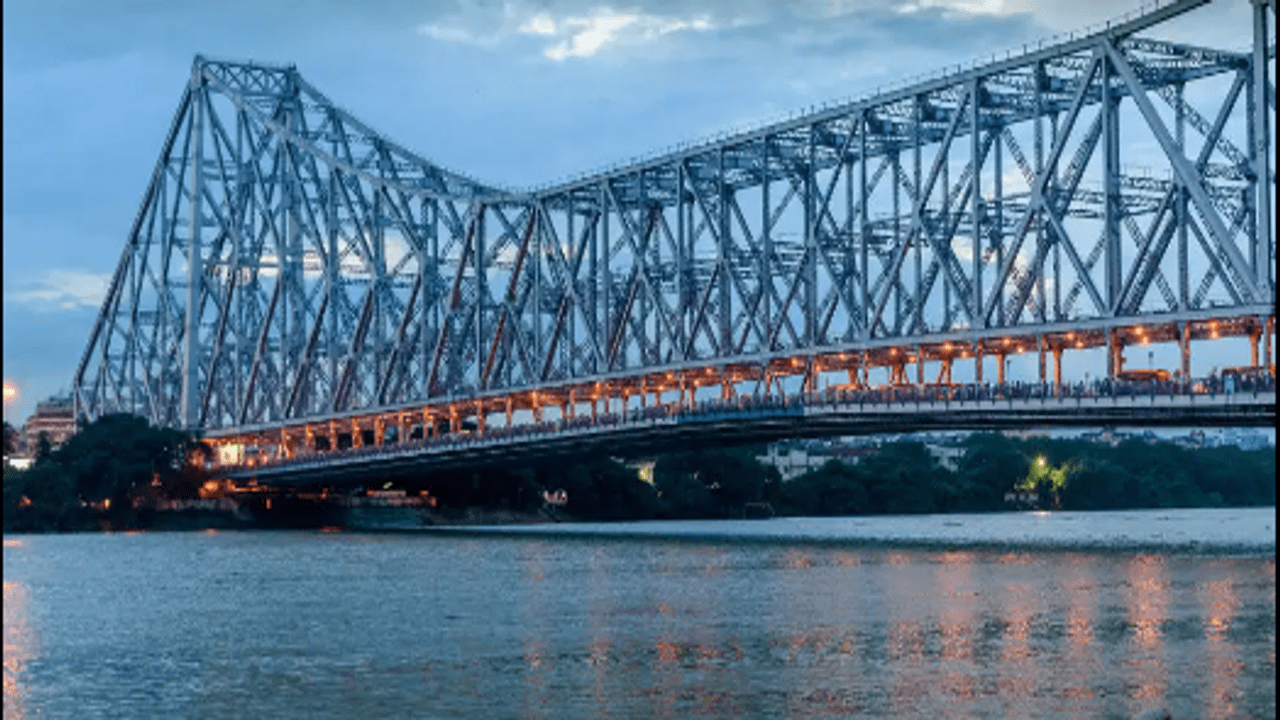 Police on Saturday began a crackdown on lane violators on Howrah Bridge to prevent a repeat of the head-on collision between two buses on Friday.