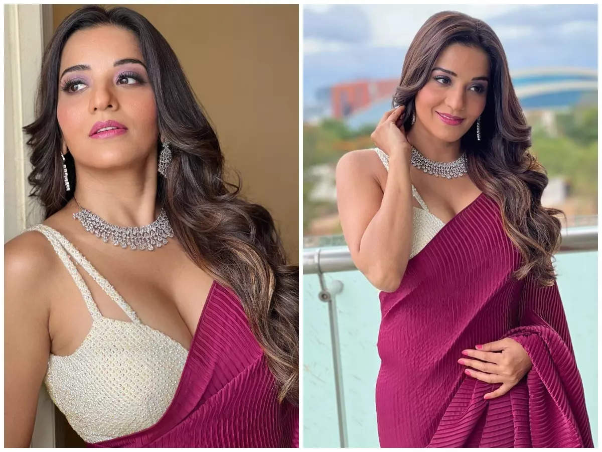 Monalisa looks beautiful as she poses in a saree | Bhojpuri Movie News - Times of India