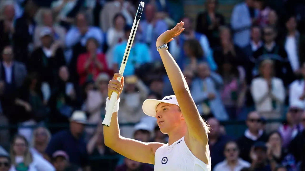 Erratic Iga Swiatek reaches Wimbledon third round, extends winning streak to 37 Tennis News
