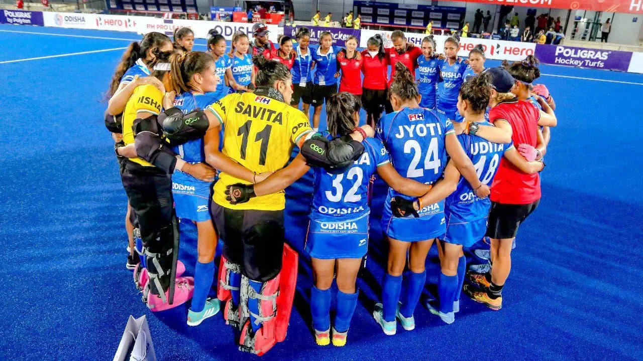 Indian women's hockey team in a huddle (Photo: Hockey India Twitter)