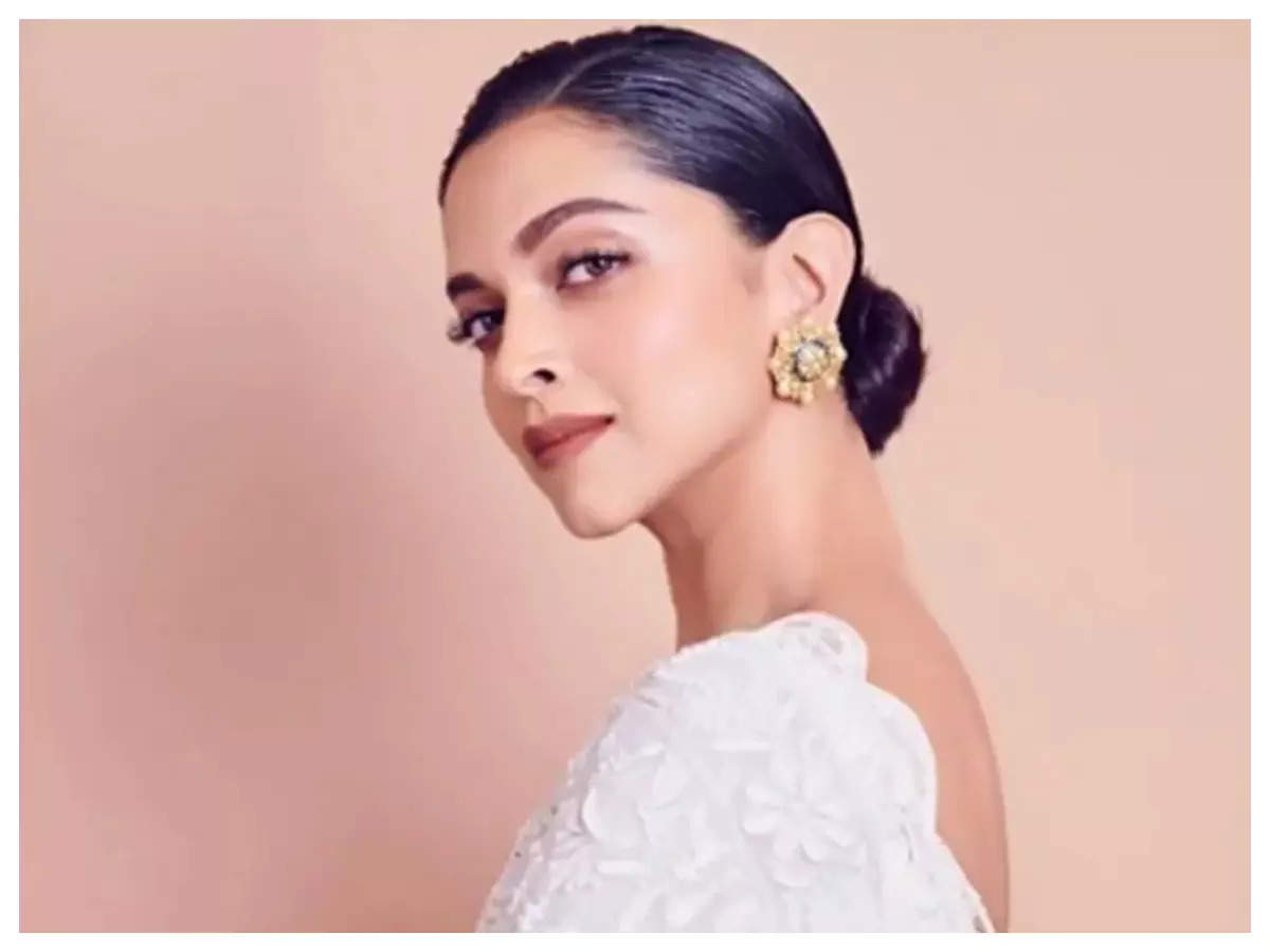 Deepika Padukone's hilarious response to a fan saying 'we love you' is sure  to crack you up! – WATCH VIDEO | Hindi Movie News - Times of India