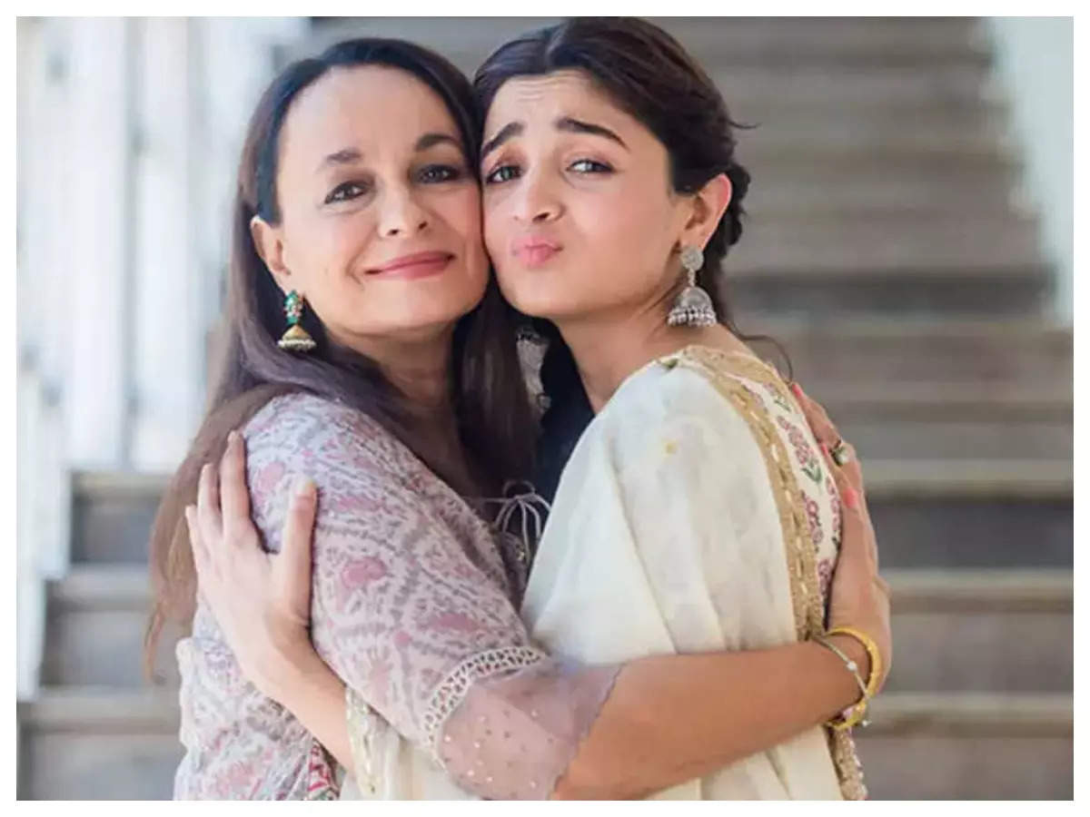 Soni Razdan is 'gob smacked' with a fanmade video showing striking  resemblance between Alia Bhatt's 'Gangubai Kathiawadi' look and her 'Mandi'  look – WATCH | Hindi Movie News - Times of India