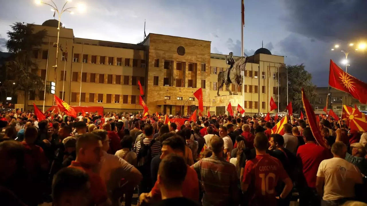 A crowd of people protest in front of the parliament building in Skopje, North Macedonia (File photo: AP)