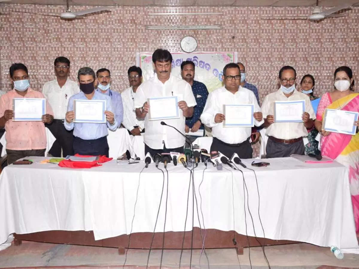 School and mass education minister Samir Ranjan Dash with officials of the department and Board of Secondary Education, Odisha releasing the class X board results at Cuttack on Wednesday.