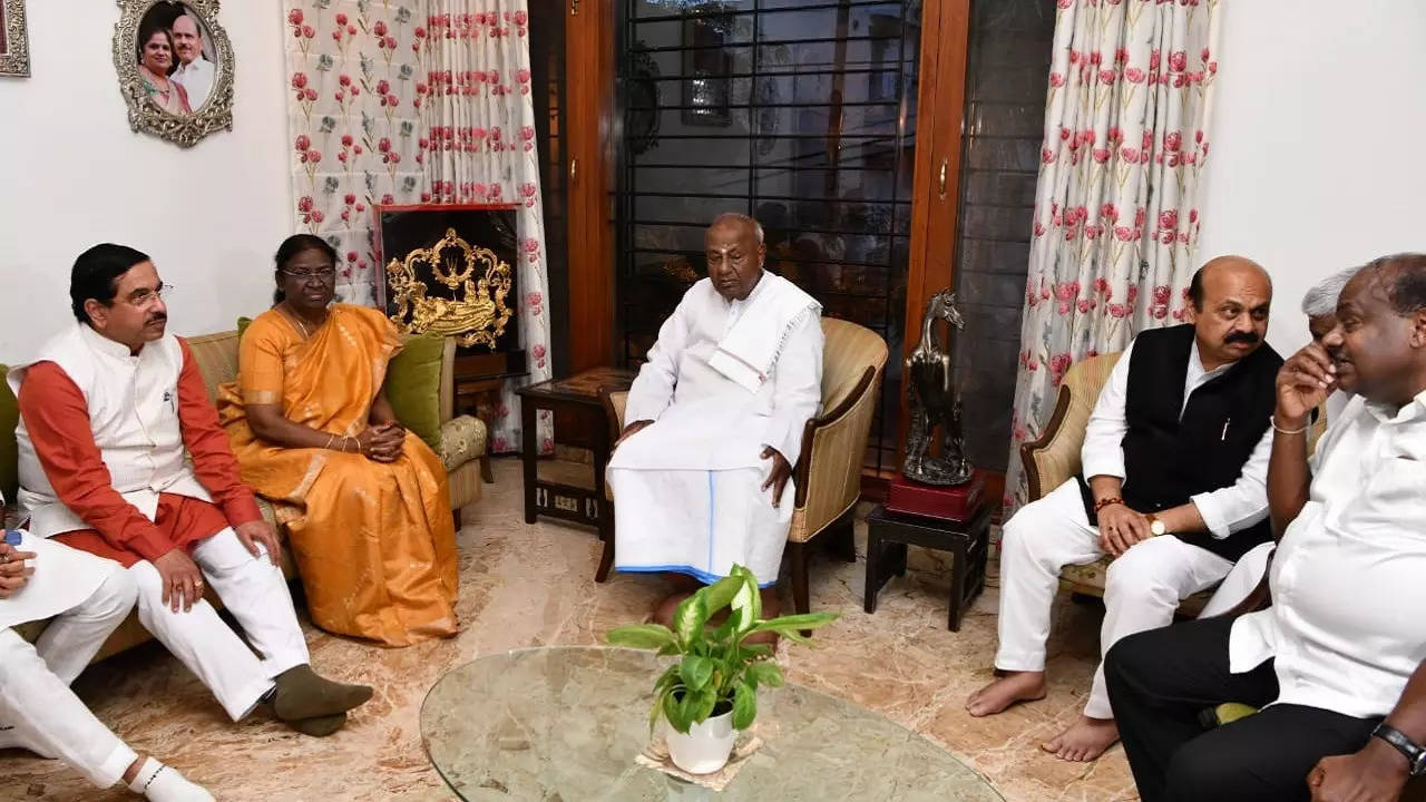 The meeting saw the entire Gowda clan, including the family, welcoming the presidential candidate to their home.
