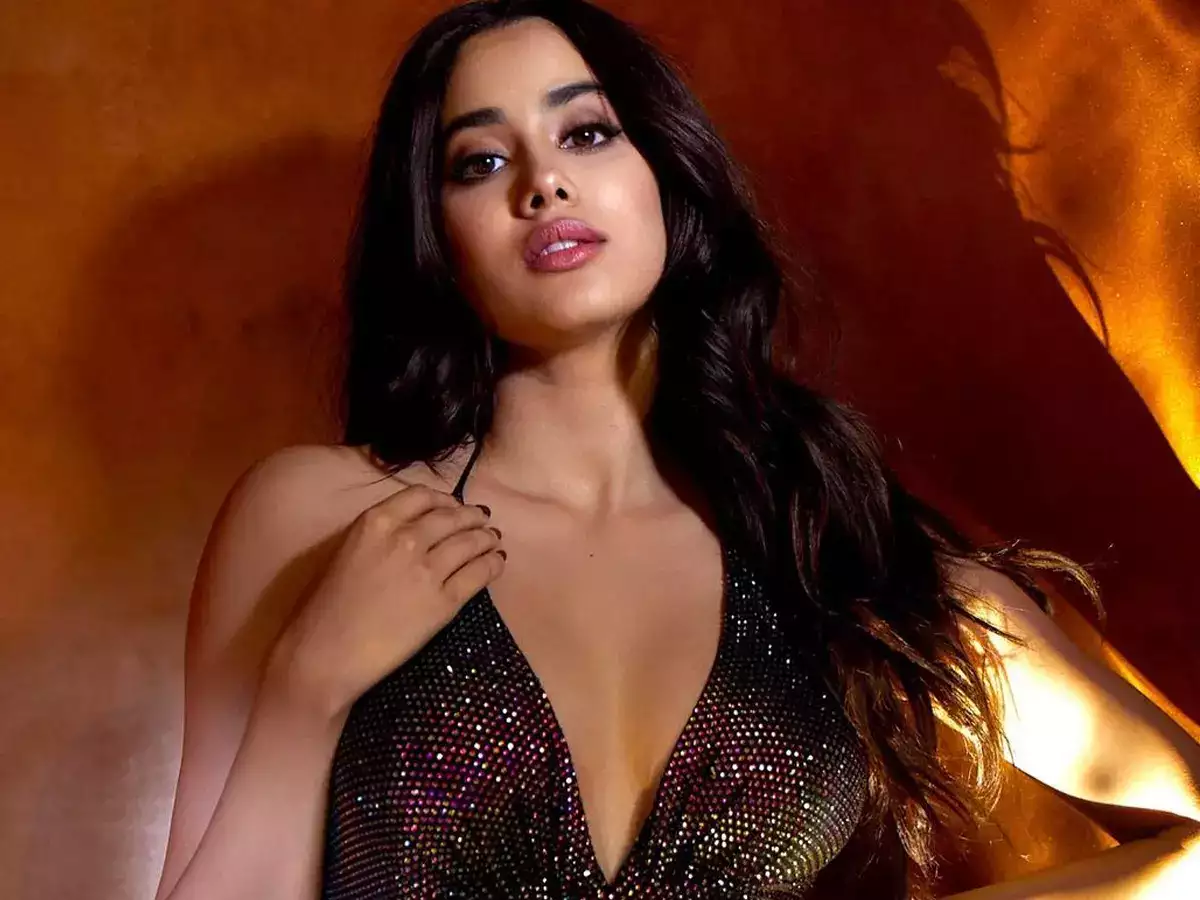 Janhvi Kapoor was advised to be 'calculative' to succeed in Bollywood; says  she was asked to 'post more about work on social media than yoga and party'  - Times of India