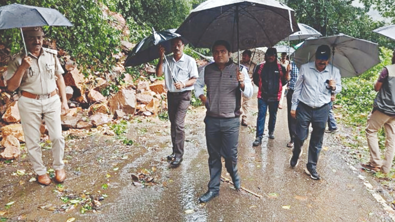 Uttara Kannada DC took stock of the damage in the Anashi Ghat that connects Karwar and Belagavi 