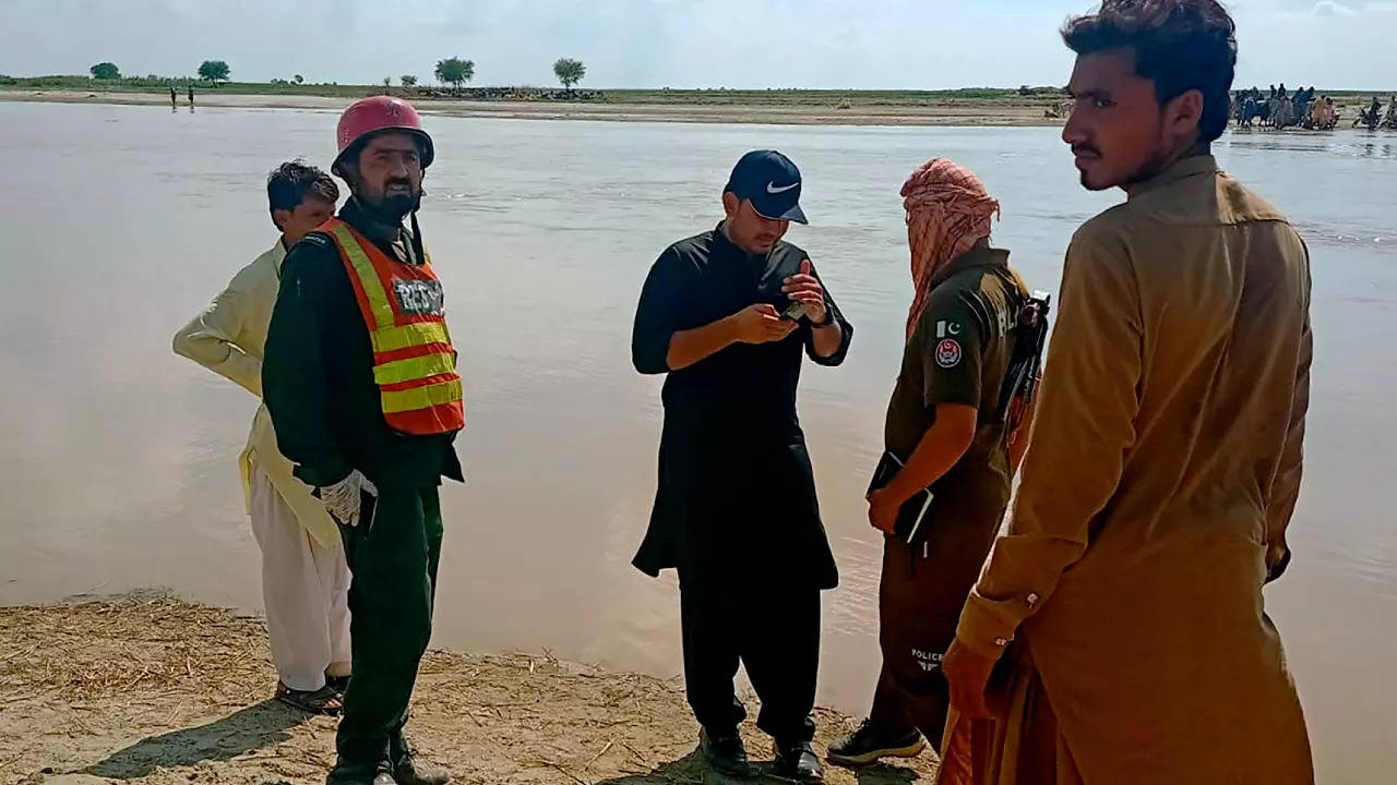 Officials coordinate an operation to recover bodies from the Indus River after a boating accident, in Sadiqabad district, about 350 kilometers (210 miles) south of Multan, Pakistan (AP)