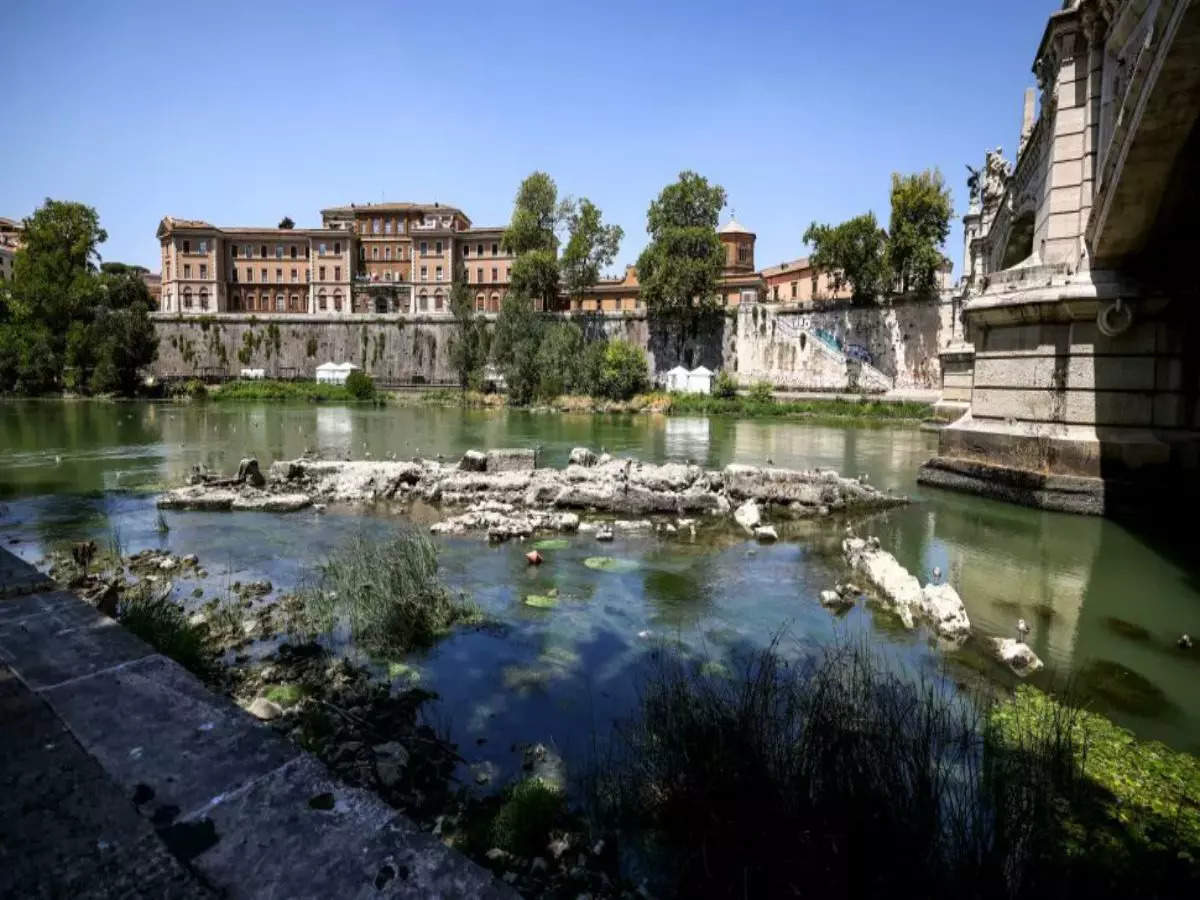Extreme drought brings out underwater ruins of an ancient bridge in Rome!