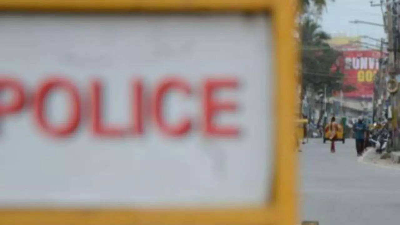 Maharashtra: Police constable dies after his car hits tree in Pune | Pune News - Times of India