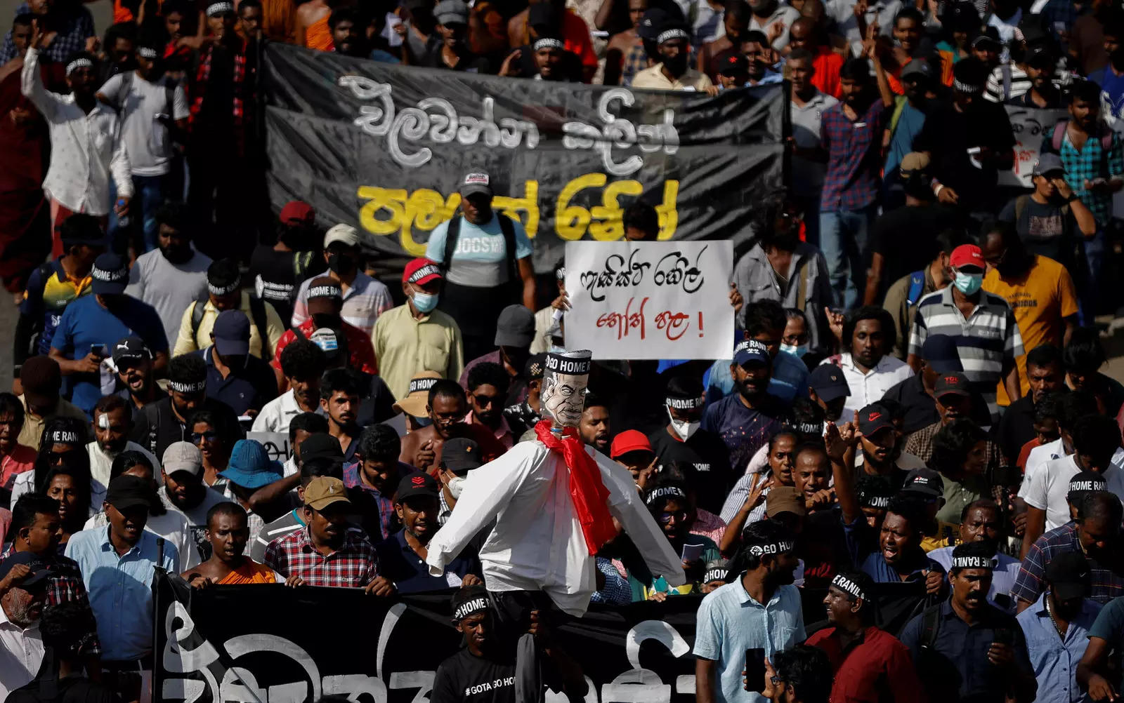 Protestors carry an effigy of President Ranil Wickremesinghe in Colombo, Sri Lanka. (File photo: Reuters)