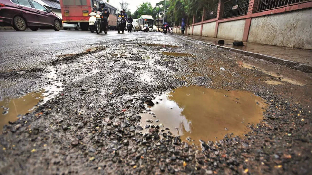 Potholes At Golibar Maidan Chowk Spark Traffic Chaos | Pune News - Times of  India