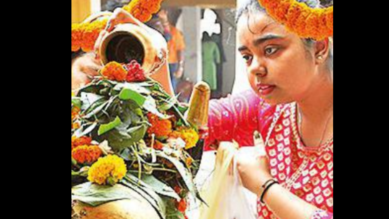A devotee performs ‘puja’ on the third Monday of Shrawan