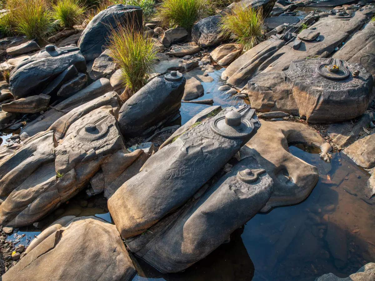 Why are there thousands of lingas carved on rocks at Sahasralinga?