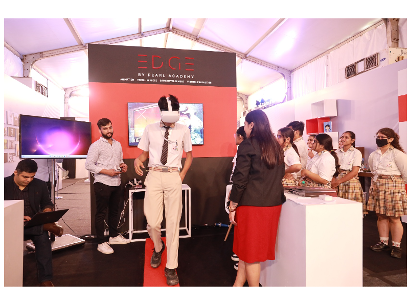 School-Student-experiencing-the-Virtual-Reality-at-Portfolio-2022.
