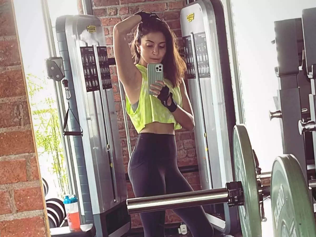 Anushka Sharma flaunts toned physique in her latest mirror selfie; adds a perfect caption to it