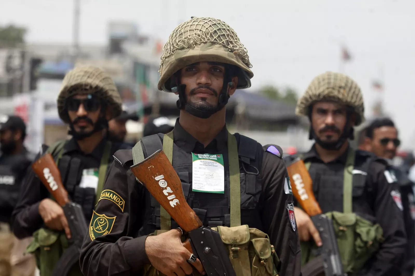 Pakistan army stand along the route of a Shiite Muslim's Muharram procession in Karachi (File photo)