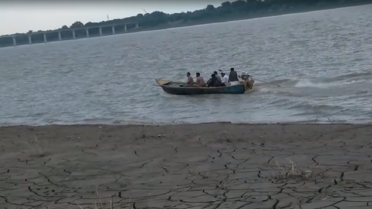 Banda News: Three dead, 12 feared drowned as boat capsizes in Yamuna in Uttar  Pradesh's Banda | Lucknow News - Times of India