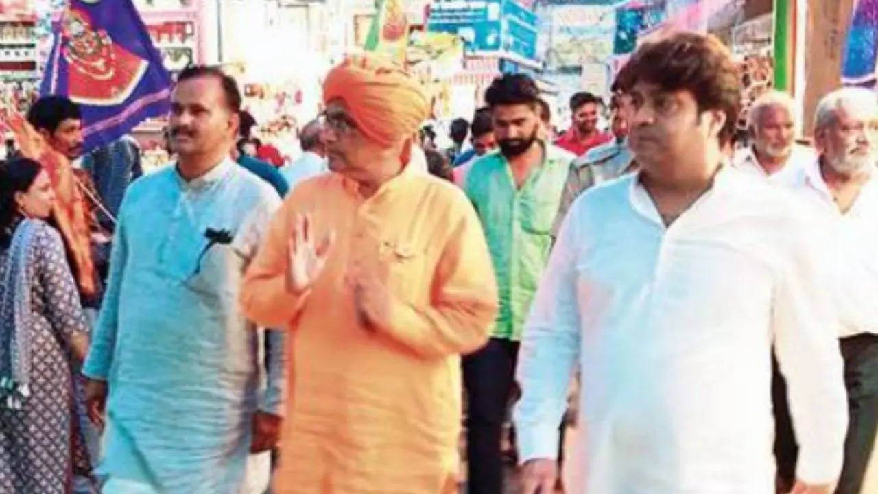Sikar MP Swami Sumedhanand Saraswati on a visit to Khatu Shyamji temple