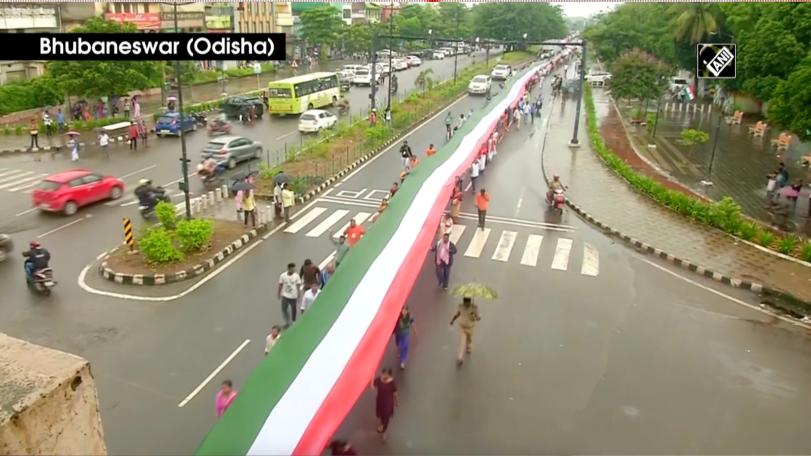 Odisha: 1 km long national flag taken out at 'Azadi Ka Amrit Mahotsav'  rally in Bhubaneswar | News - Times of India Videos