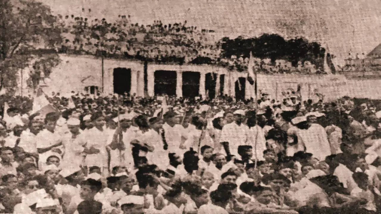 File photo of denizens witnessing flag hoisting ceremony at Government House (now, administrative block of Motilal Nehru Medical College) on 15 August, 1947