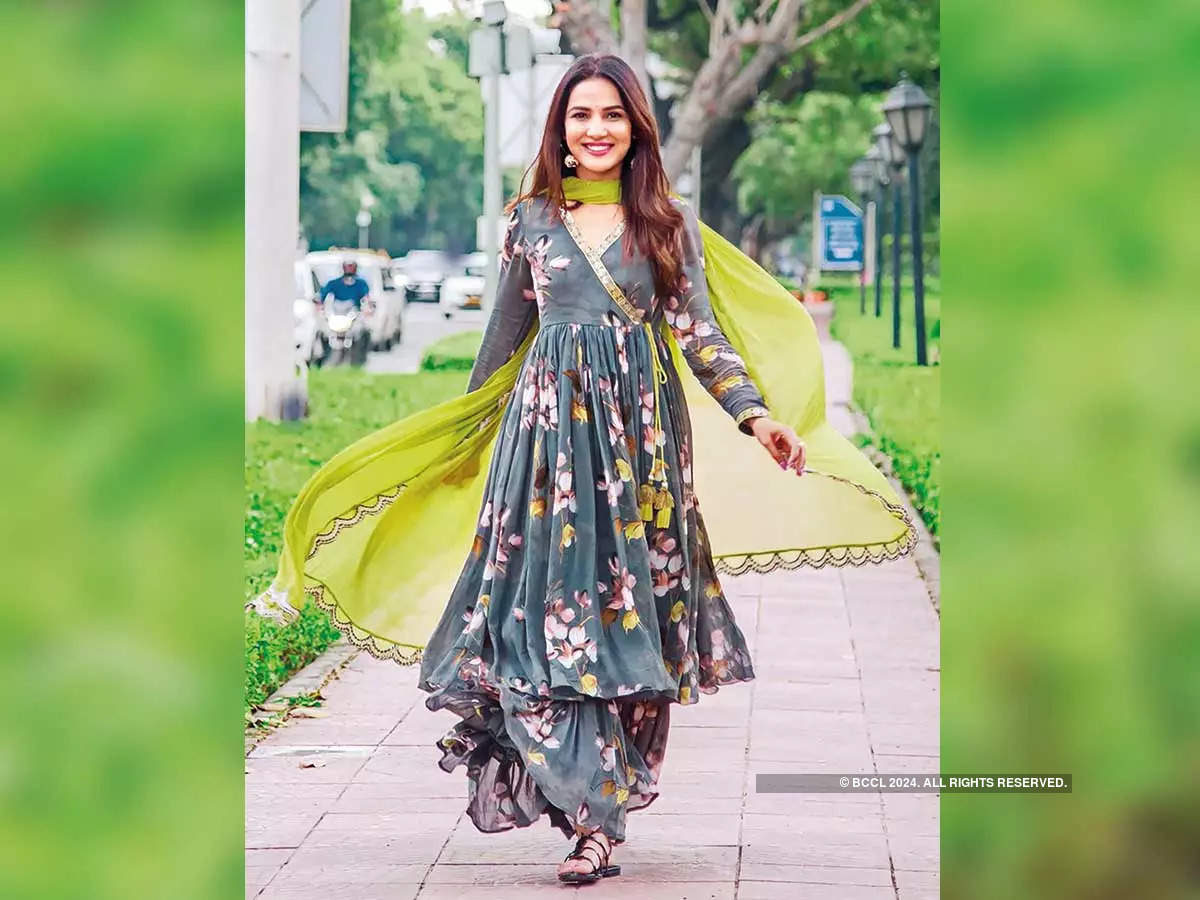 Just because you are a celebrity you don't have to follow fashion trends:  Jasmin Bhasin - Times of India