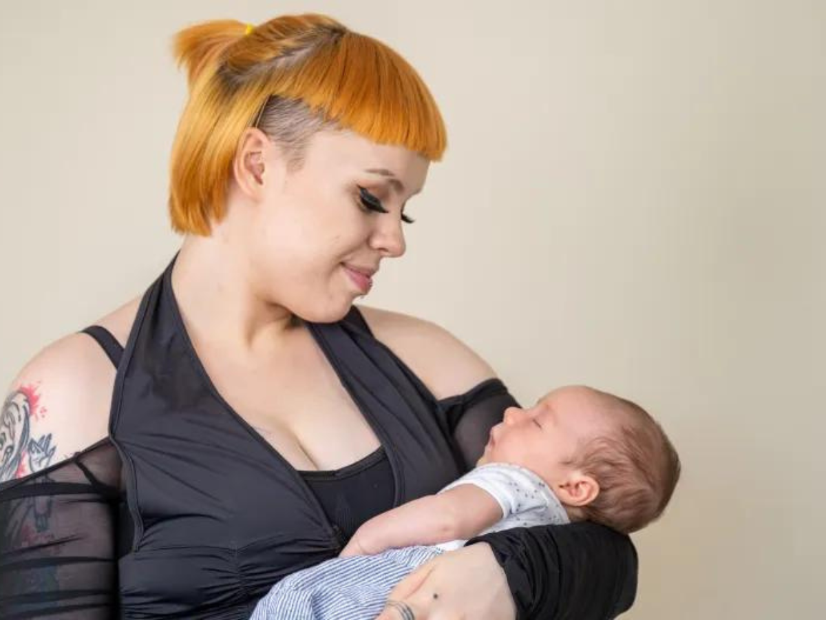 A 24-year-old UK woman artificially inseminated herself with a £25 online kit; gave birth to a baby photo