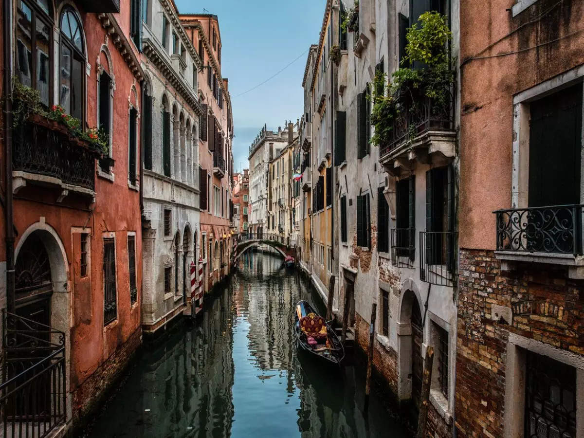 Tourists in Venice fined $1500 for riding surfboards down the Grand Canal