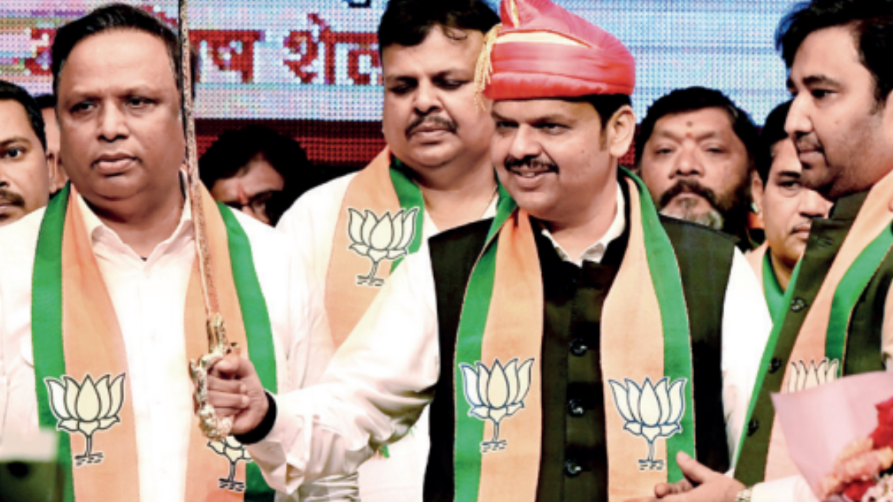 Dy CM Devendra Fadnavis with BJP Mumbai chief Ashish Shelar (left) at a party meeting on Saturday