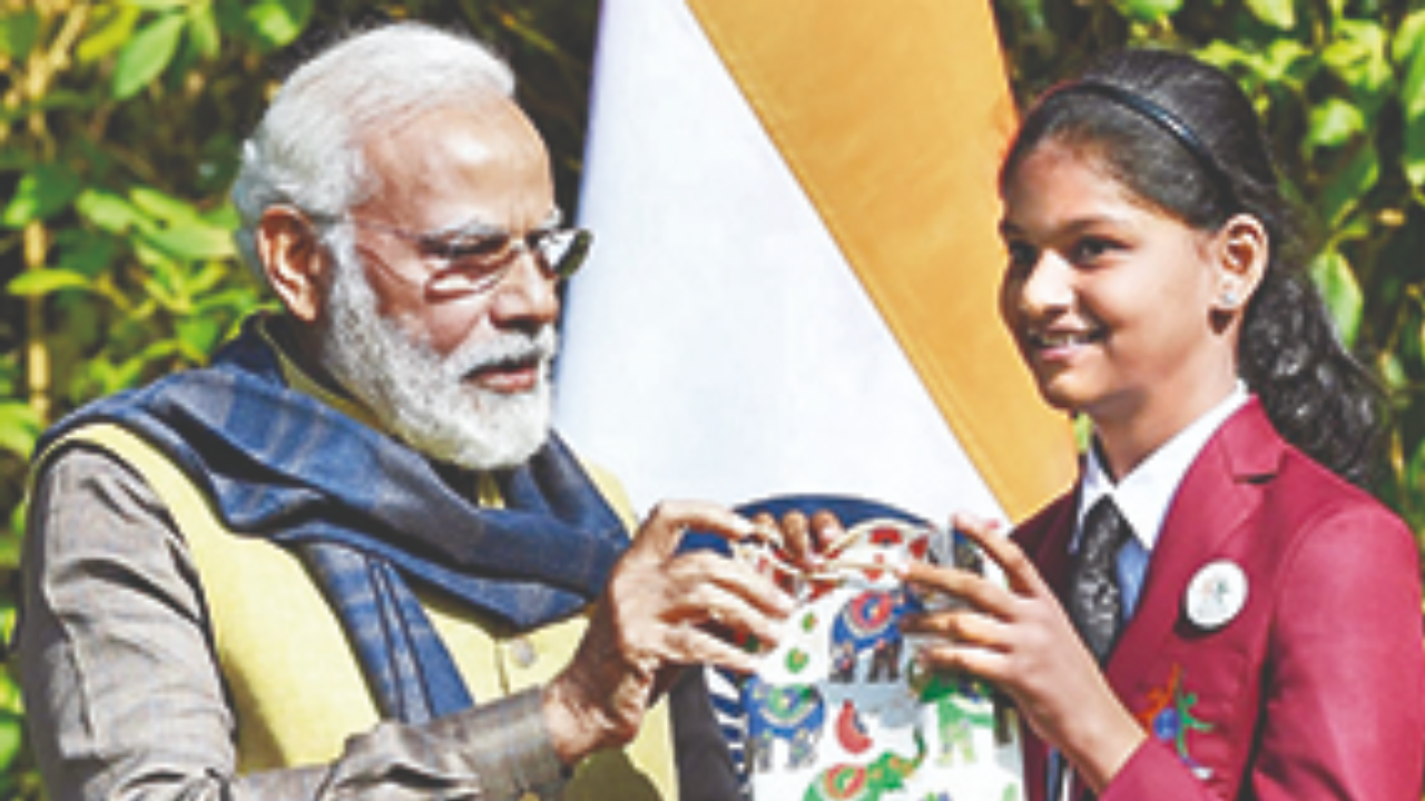 Sharanya Mudundi receives an award from PM Narendra Modi 