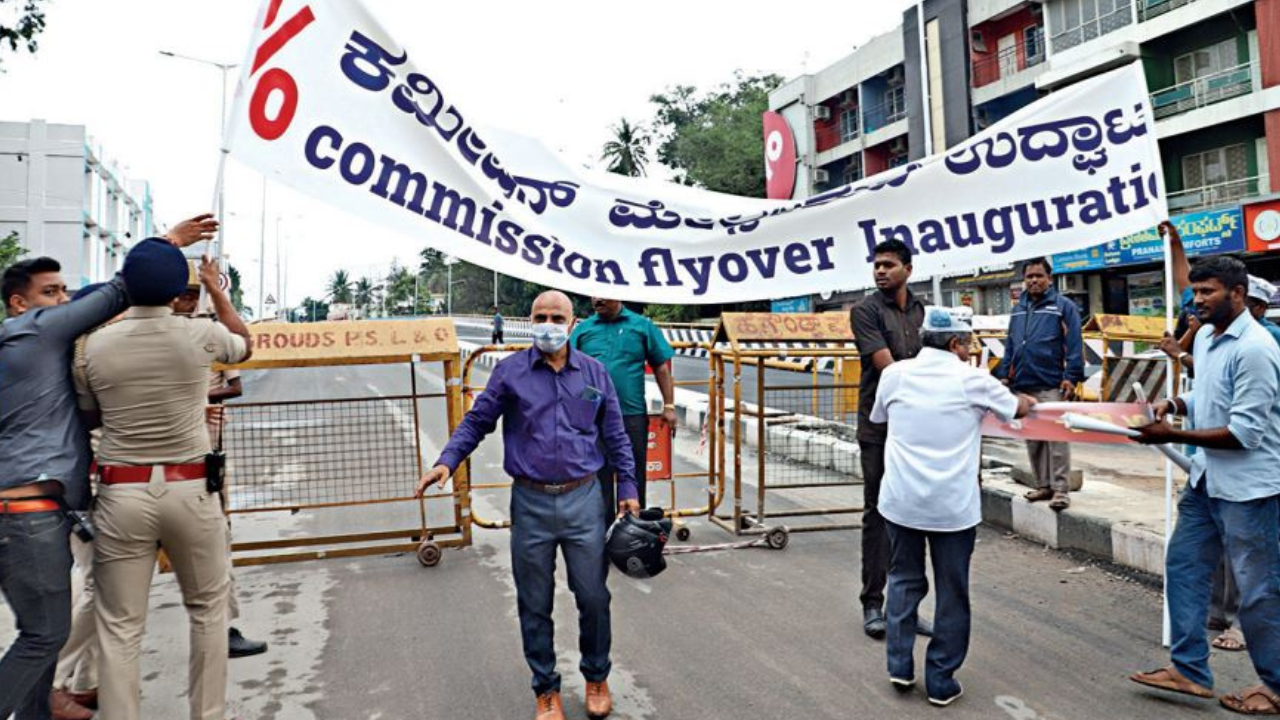 Alleging large-scale corruption in the construction of the steel flyover at Shivananda Circle in Bengaluru, AAP workers held a demonstration on Monday
