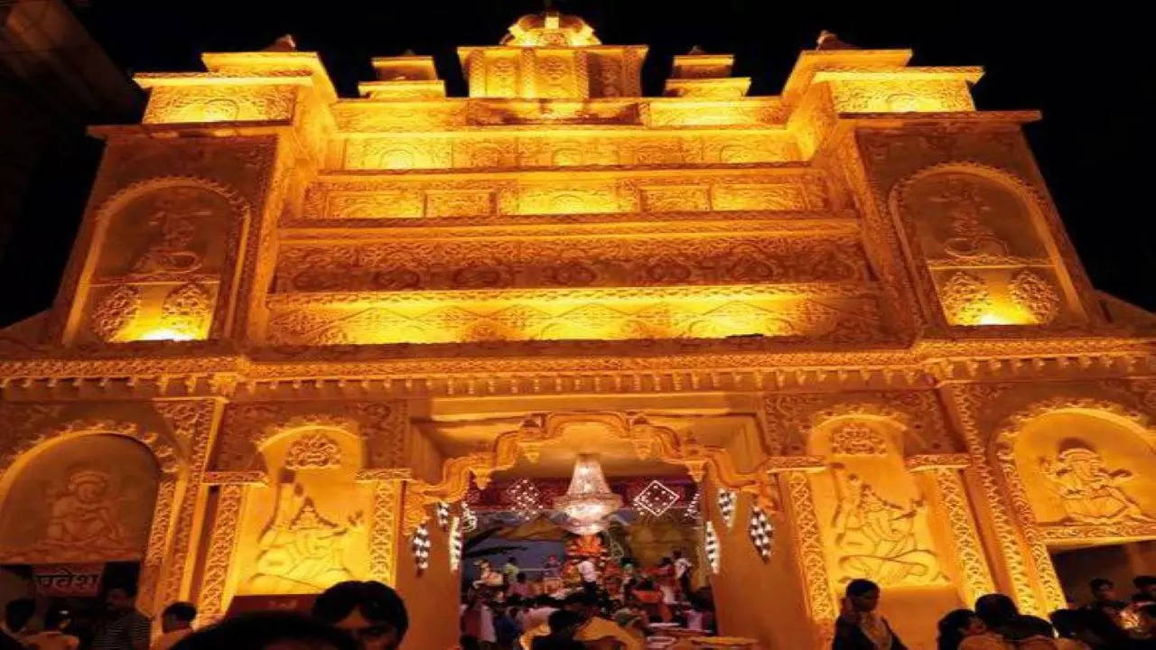 Lucknow: Mumbai-like grand Ganesh pandal a big draw for devotees | Lucknow  News - Times of India