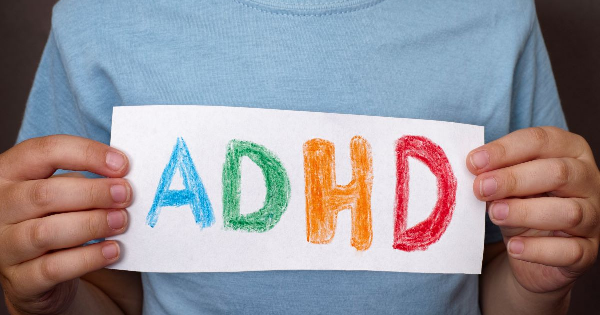 एक बाल मनोवैज्ञानिक के अनुसार, आपके बच्चे में एडीएचडी के 3 लक्षण हैं